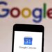 Tela do smartphone com o Google Calendar aberta e logo do Google desfocado ao fundo