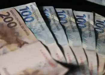 Cédulas de dinheiro em reais brasileiras sobre fundo desfocado