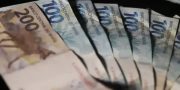 Cédulas de dinheiro em reais brasileiras sobre fundo desfocado