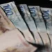 Cédulas de dinheiro em reais brasileiras sobre fundo desfocado