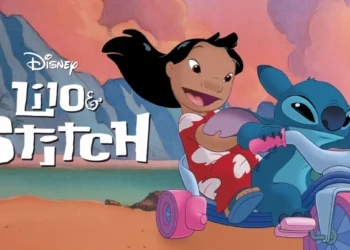 Cena do desenho animado “Lilo & Stitch” com personagens brincando em uma bicicleta