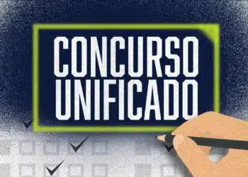 Imagem de concurso unificado com uma mão desenhando o título 'Concurso Unificado' em um fundo de checklist.