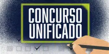 Imagem de concurso unificado com uma mão desenhando o título 'Concurso Unificado' em um fundo de checklist.