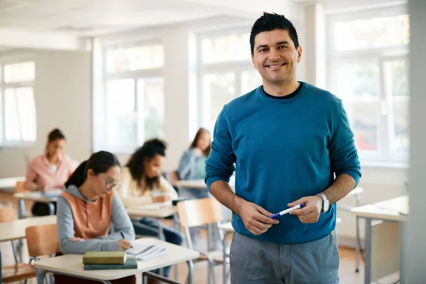 Instrutor sorridente em sala de aula durante curso gratuito de capacitação profissional