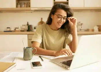 Pessoa trabalhando sozinha no computador, em um ambiente tranquilo e organizado