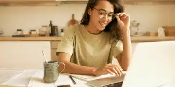 Pessoa trabalhando sozinha no computador, em um ambiente tranquilo e organizado