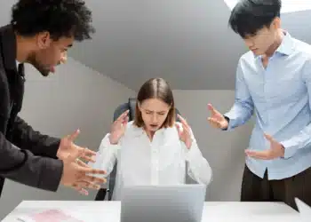 Conflito entre três pessoas, representando uma situação de assédio moral no ambiente de trabalho.