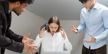 Conflito entre três pessoas, representando uma situação de assédio moral no ambiente de trabalho.