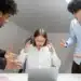 Conflito entre três pessoas, representando uma situação de assédio moral no ambiente de trabalho.