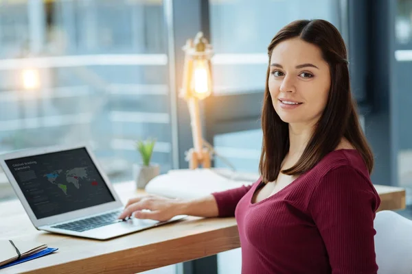 ovem estudante trabalhando em projeto com laptop em ambiente moderno e iluminado