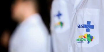 aleco de médico com logotipo do SUS e programa Mais Médicos estampado.