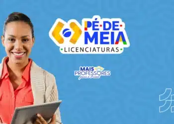 Mulher sorrindo segurando tablet, com o logo do programa Pé-de-Meia Licenciaturas ao fundo.
