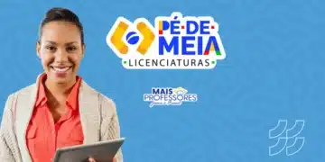 Mulher sorrindo segurando tablet, com o logo do programa Pé-de-Meia Licenciaturas ao fundo.