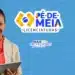Mulher sorrindo segurando tablet, com o logo do programa Pé-de-Meia Licenciaturas ao fundo.