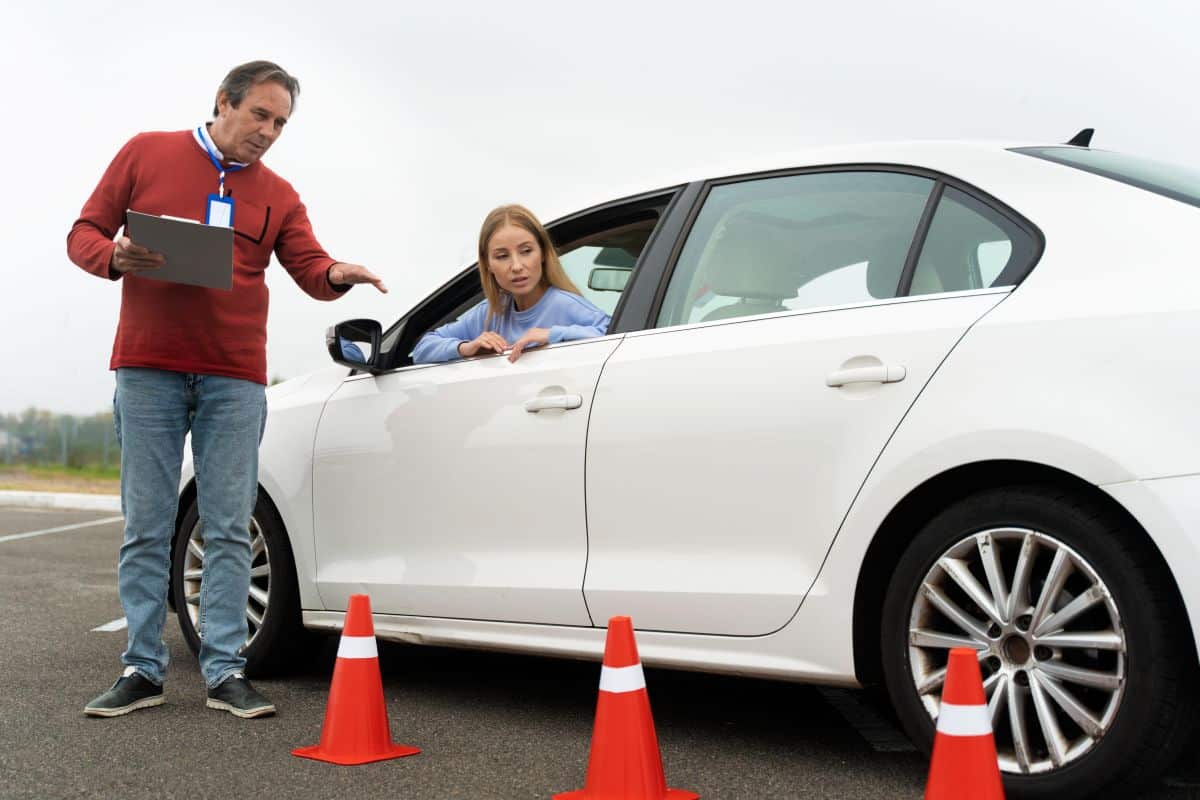 Instrutor de autoescola: quanto um profissional ganha em 2025? Veja os ...