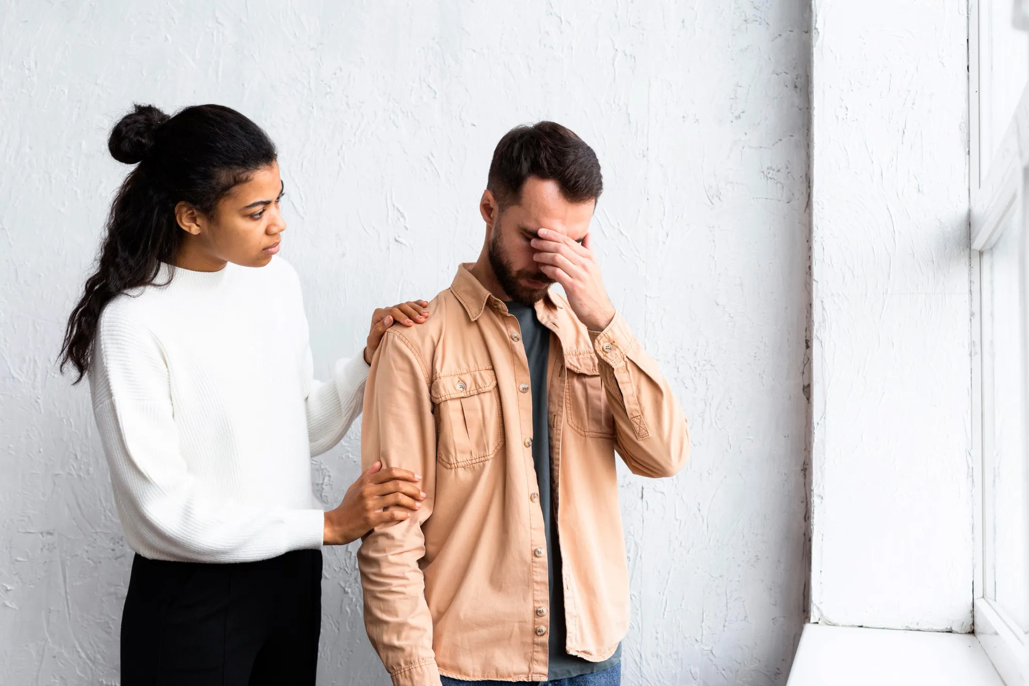 Pessoa confortando outra em um momento de aflição, simbolizando o apoio em situações de assédio moral.