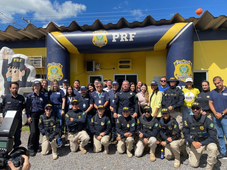 Equipe da Polícia Rodoviária Federal reunida em frente a uma unidade da PRF durante evento institucional