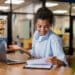 Jovem analisando documentos enquanto usa um laptop, representando cursos técnicos gratuitos
