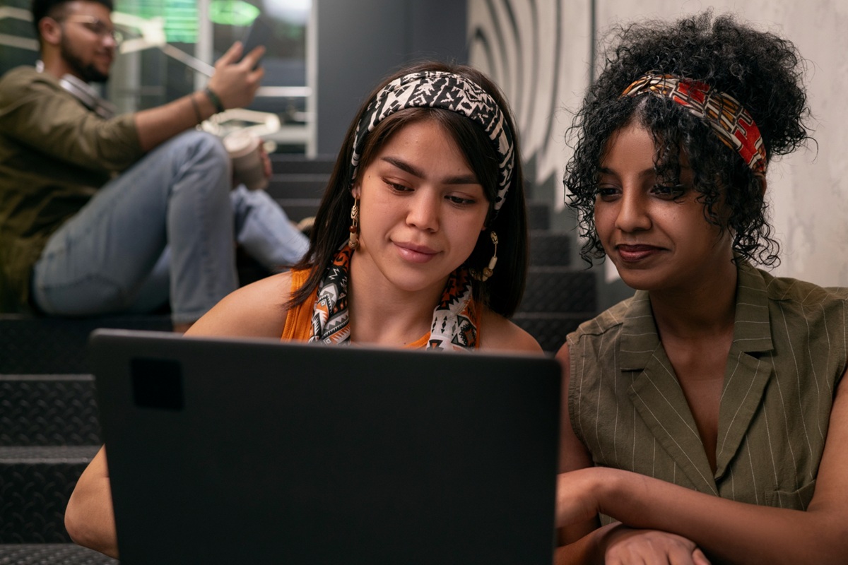 Dois estudantes concentrados na tela do computador, simbolizando o processo de inscrição online para cursos técnicos.