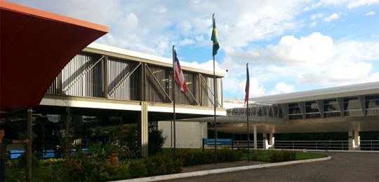 Fachada do prédio do Tribunal Regional Eleitoral da Bahia com bandeiras hasteadas.