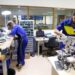 Estudantes de cursos técnicos do SENAI trabalhando em laboratório de robótica e eletrônica.