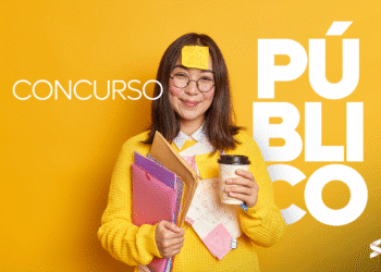 Mulher sorridente segurando documentos e café, com anotações sobre concurso público, sobre fundo amarelo.