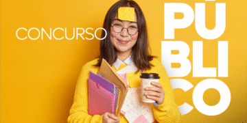 Mulher sorridente segurando documentos e café, com anotações sobre concurso público, sobre fundo amarelo.