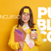 Mulher sorridente segurando documentos e café, com anotações sobre concurso público, sobre fundo amarelo.