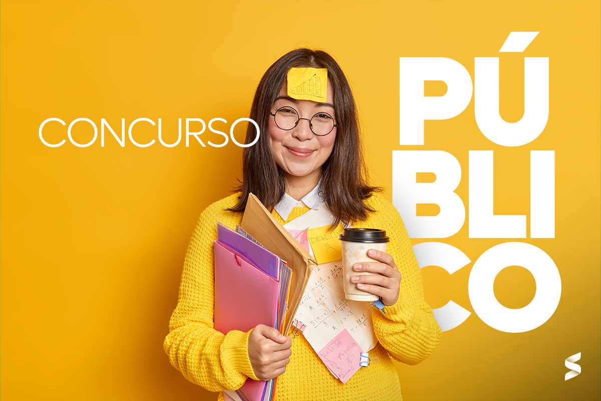 Mulher sorridente segurando documentos e café, com anotações sobre concurso público, sobre fundo amarelo.