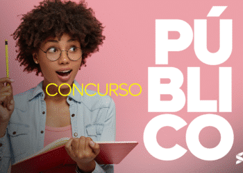 Mulher com cabelo cacheado segurando um caderno e um lápis, surpresa com a ideia, sobre fundo rosa, representando a preparação para concurso público.