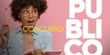 Mulher com cabelo cacheado segurando um caderno e um lápis, surpresa com a ideia, sobre fundo rosa, representando a preparação para concurso público.