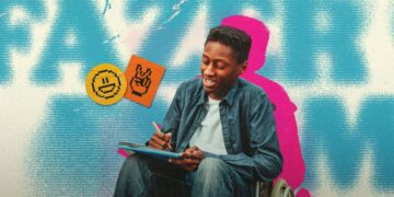 Estudante em cadeira de rodas escrevendo em um caderno, representando acessibilidade e inclusão no Enem.