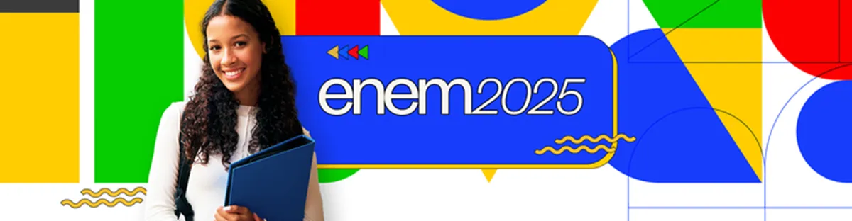 Jovem sorrindo enquanto segura um caderno, simbolizando a preparação para o Enem 2025.