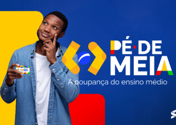 Imagem promocional do Programa Pé-de-Meia, com jovem segurando o cartão e sorrindo, destacando o benefício para o ensino médio.