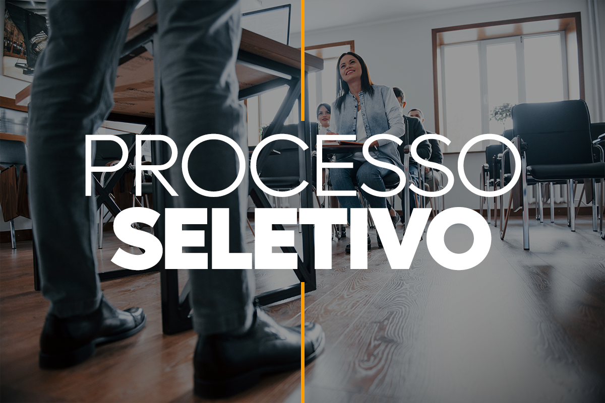 Pessoas sentadas em sala participando de processo seletivo para vaga de nível médio.