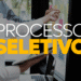 Pessoas analisando gráficos e planejando durante processo seletivo.