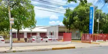 Fachada do SENAI em Petrolina, com destaque para a entrada e o poste de sinalização.