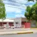 Fachada do SENAI em Petrolina, com destaque para a entrada e o poste de sinalização.