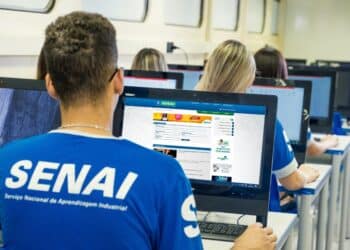 Alunos do SENAI participam de curso técnico gratuito com uso de computadores