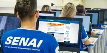Alunos do SENAI participam de curso técnico gratuito com uso de computadores