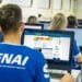 Alunos do SENAI participam de curso técnico gratuito com uso de computadores
