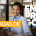 Jovem sorrindo em ambiente de escritório com a frase vagas de emprego em destaque