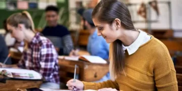 Estudante concentrada em sua tarefa acadêmica em sala de aula