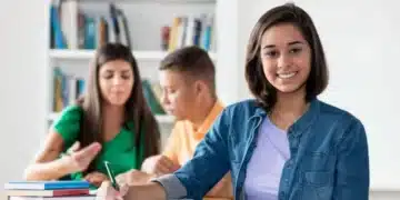 Estudantes em ambiente de aprendizado, com foco em educação técnica e superior.