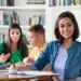 Estudantes em ambiente de aprendizado, com foco em educação técnica e superior.