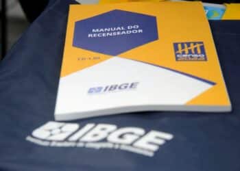 Manual do recenseador do IBGE sobre uma bolsa institucional azul