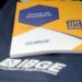 Manual do recenseador do IBGE sobre uma bolsa institucional azul