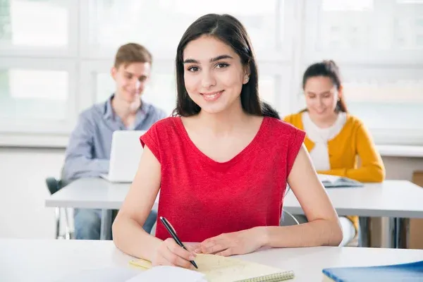 Estudantes focados no estudo de graduação em ambiente acadêmico.