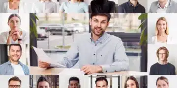 Grupo de profissionais com roupas formais em um ambiente de escritório.