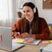 Estudante sorrindo enquanto faz curso técnico online no computador